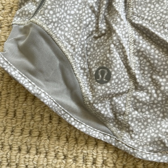 Lululemon Hotty Hot Freckle Flower white Seal Grey Size 8 EUC - Picture 3 of 6